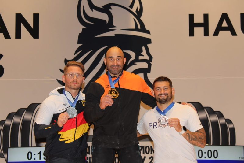 Omar Khathiri ze złotym medalem między zdobywcami drugiego i trzeciego miejsca na podium mistrzostw Europy Masters w Norwegii.