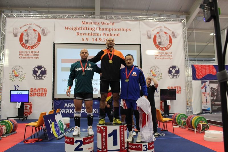 Omar Khathiri na najwyższym stopniu podium ze złotym medalem na mistrzostwach świata Masters w Rovaniemi w Finlandii.